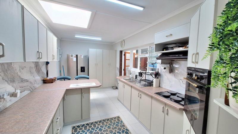 5 Bedroom Property for Sale in Reebok Western Cape
